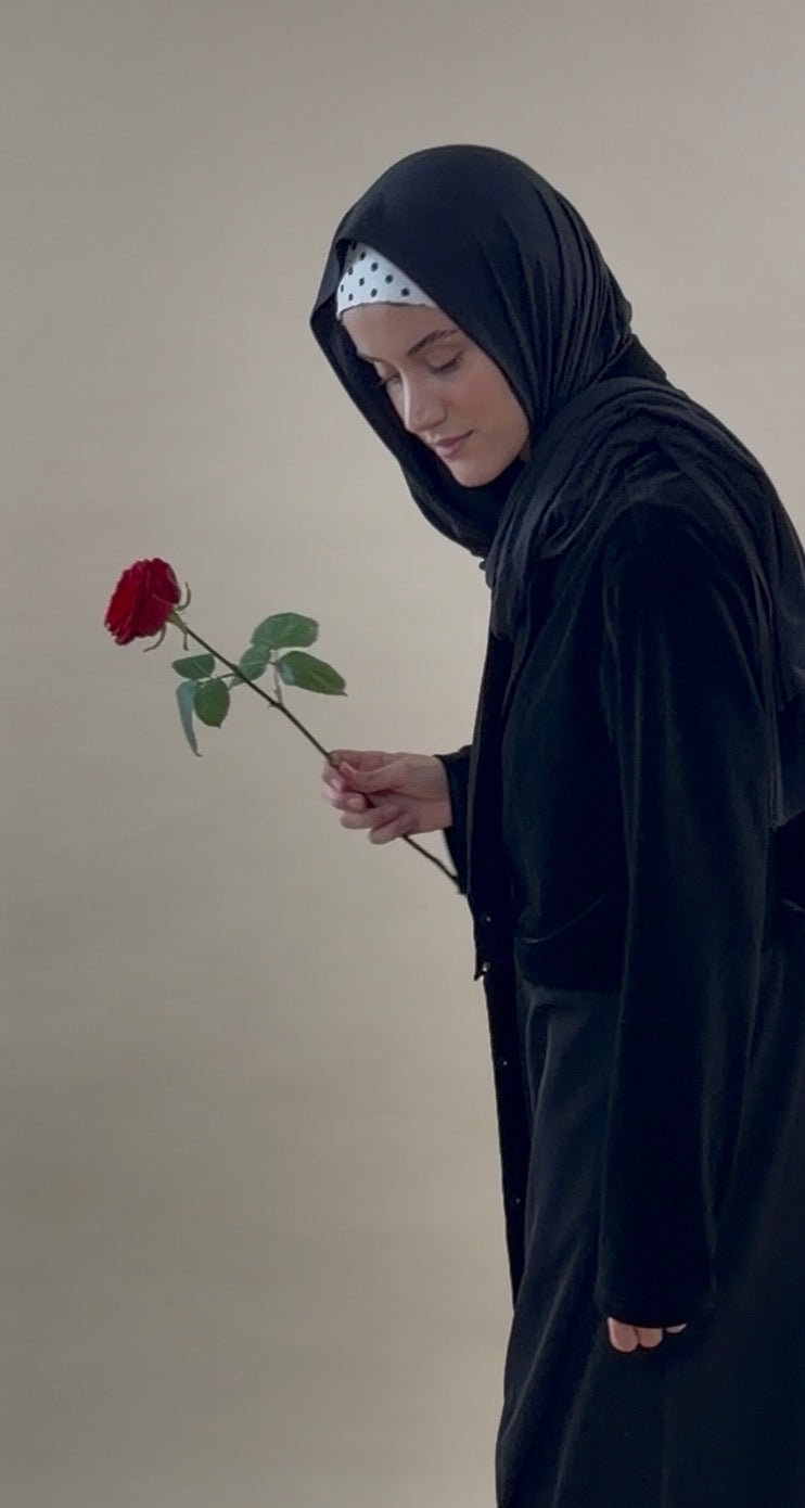 Portrait backstage de Versailles avec une rose rouge.