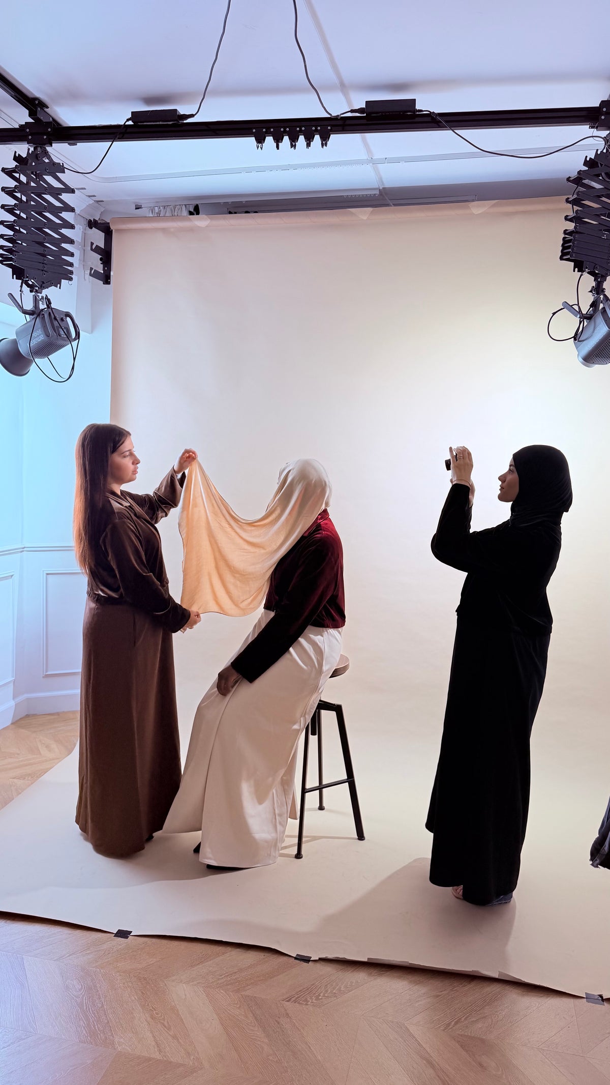 Préparation du foulard d’Opéra pendant le shooting Love Letter.