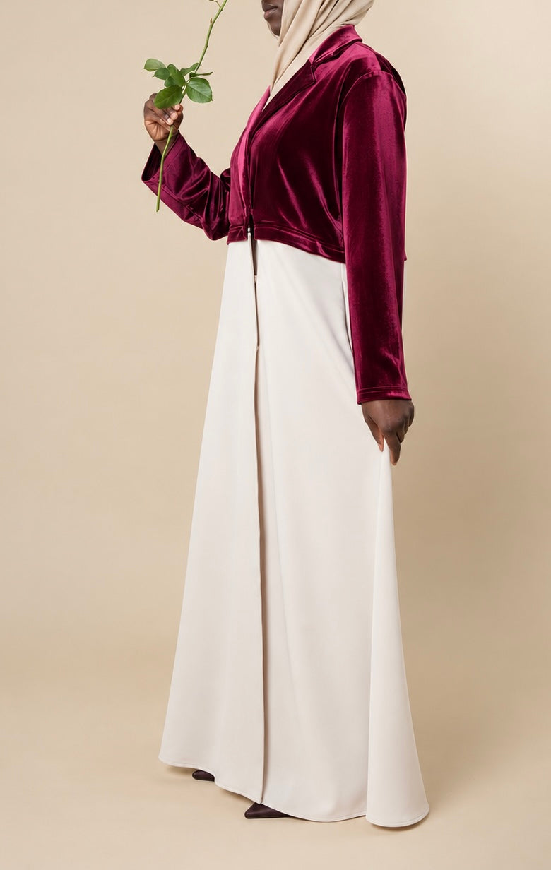 Opéra : velours bordeaux et crêpe beige, de la ligne du col jusqu’au bas de l’abaya.