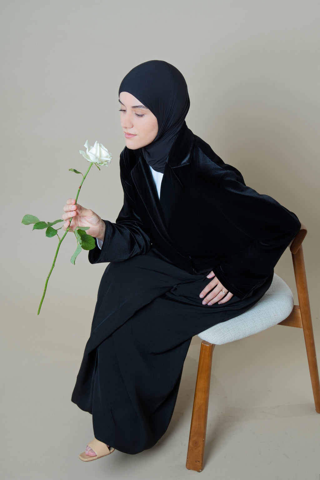 Versailles assise avec une rose blanche, ensemble coherent chaise.