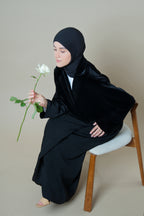 Versailles assise avec une rose blanche, ensemble coherent chaise.