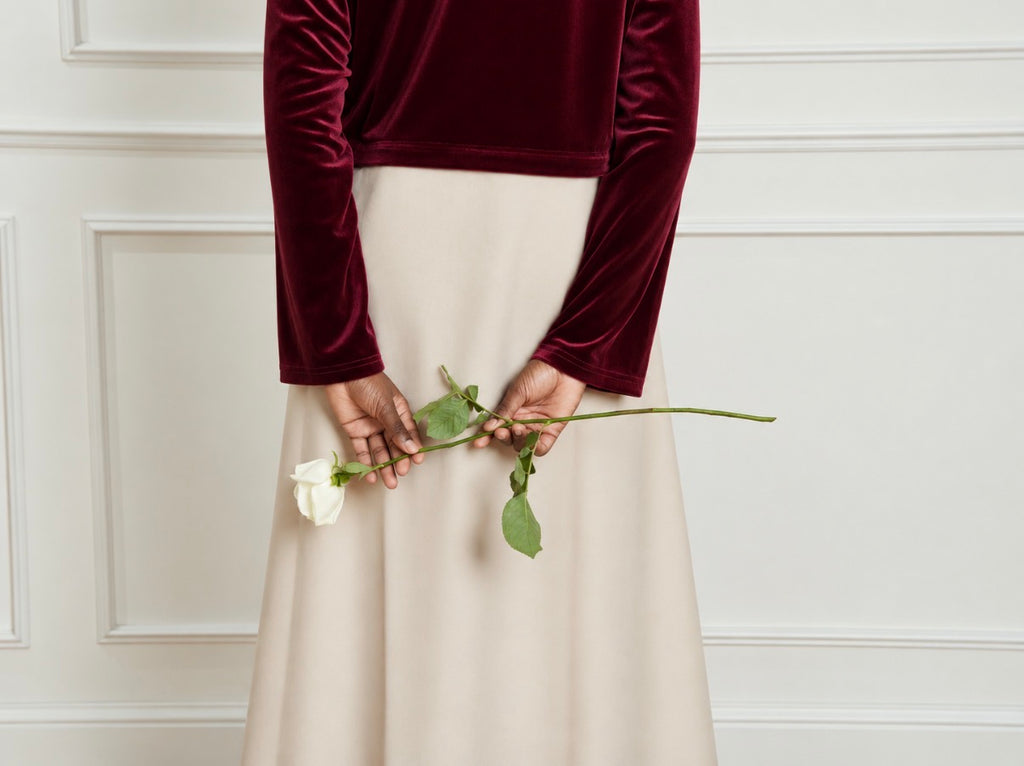 Cherry on the Cake, détail des manches et du contraste bordeaux et beige.