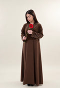 Silhouette Rivoli marron, portée sur fond beige avec une fleur rouge.