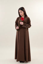 Silhouette Rivoli marron, portée sur fond beige avec une fleur rouge.