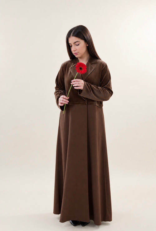 Silhouette Rivoli marron, portée sur fond beige avec une fleur rouge.
