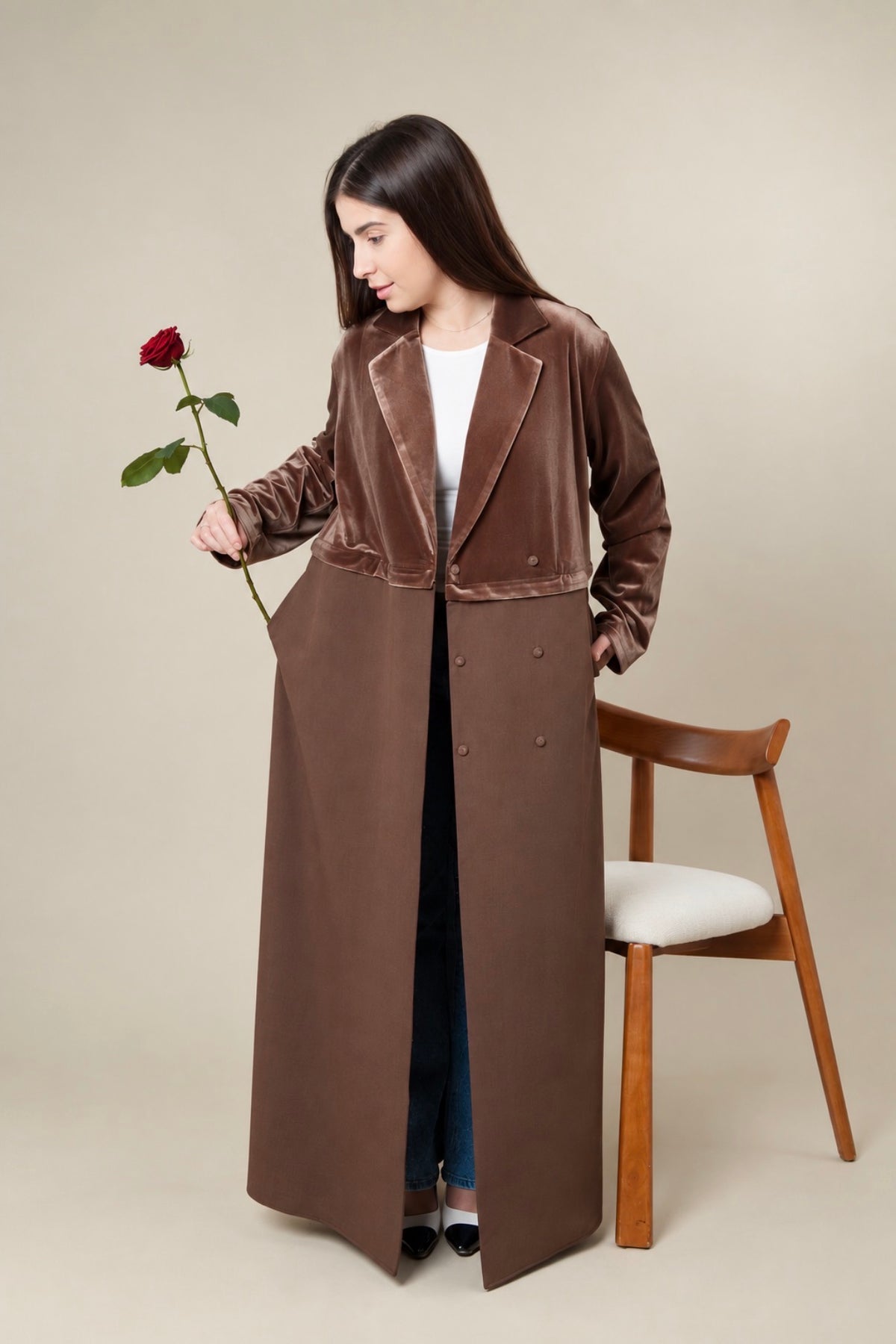 Abaya Rivoli marron, vue de face avec col structuré et rose rouge.