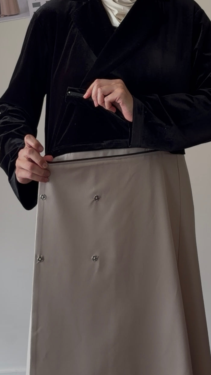 Le zip horizontal entre velours et crêpe montré en cours de détachement.