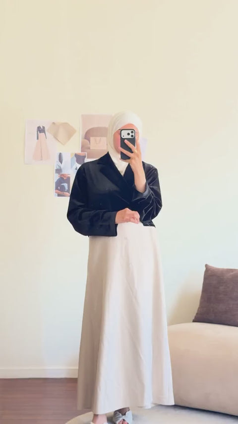 Détachement du bas en crêpe de l’abaya grâce au zip horizontal.